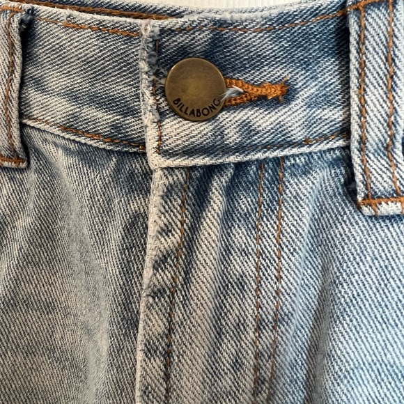 NWOT Billabong Distressed Jean Shorts - Picture 5 of 5